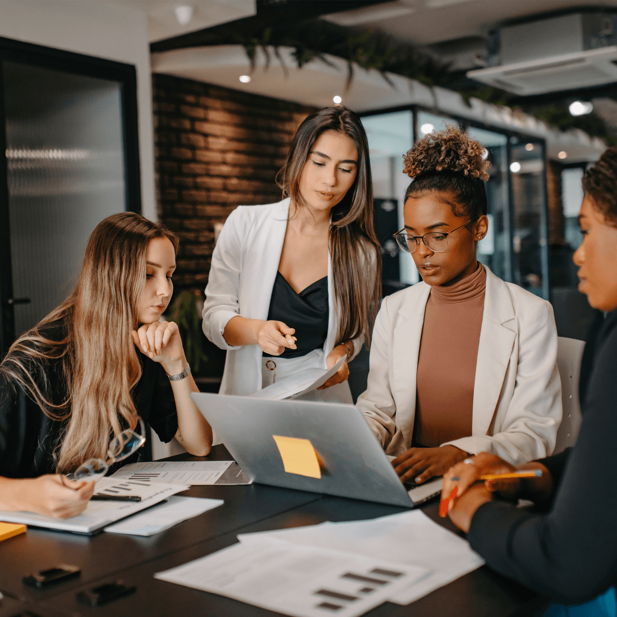 Team-Zusammenarbeit bei der KI-Strategie