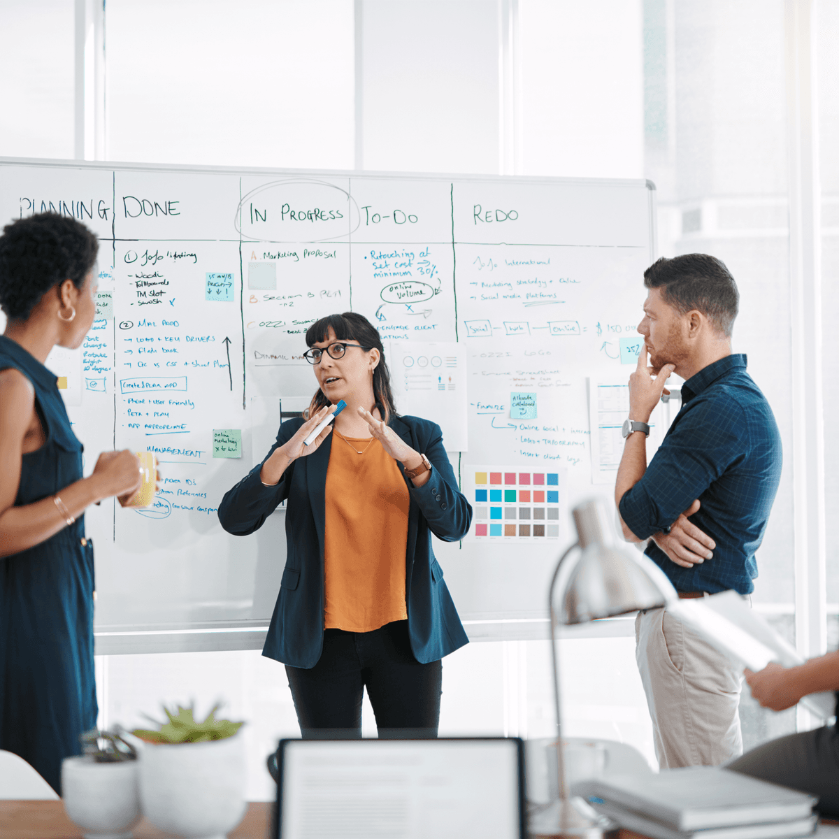 Team bei der strategischen Planung am Whiteboard